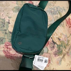 Lululemon Everywhere belt bag forest green